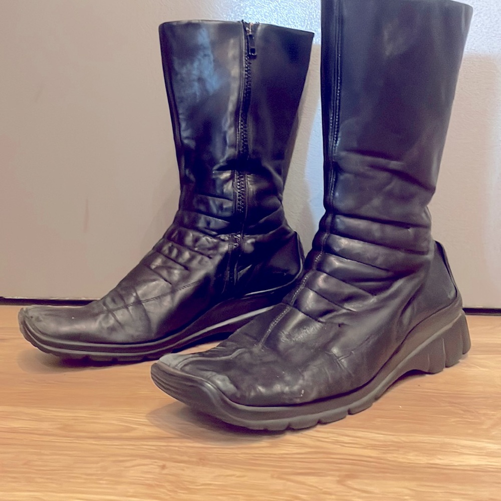 Omari made in Italy Womens zippered boots size 10-10.5 in good used condition.